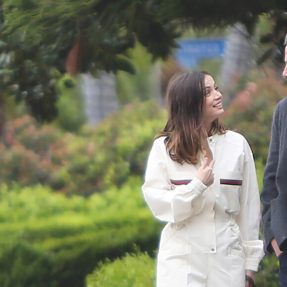 Ben Affleck et sa compagne Ana de Armas promènent leurs chiens à Los Angeles, le dimanche de Pâques, 12 avril 2020.