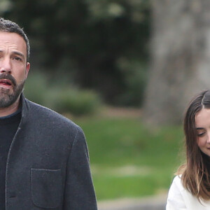 Ben Affleck et sa compagne Ana de Armas promènent leurs chiens à Los Angeles, le dimanche de Pâques, 12 avril 2020.