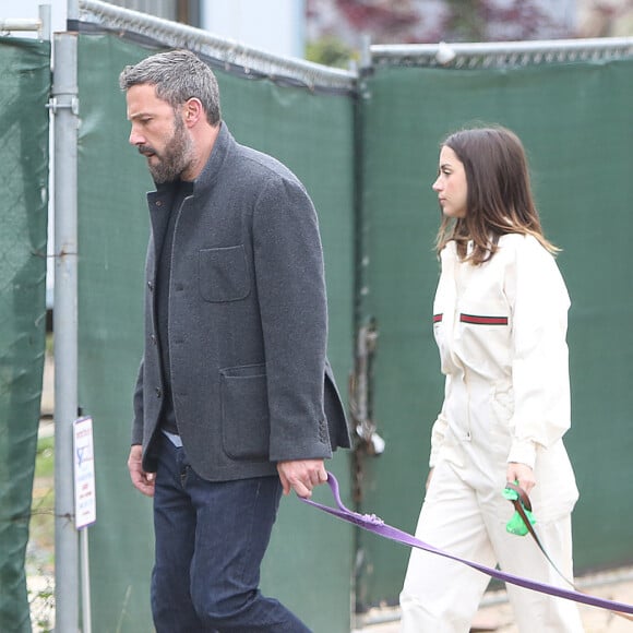 Ben Affleck et sa compagne Ana de Armas promènent leurs chiens à Los Angeles, le dimanche de Pâques, 12 avril 2020.