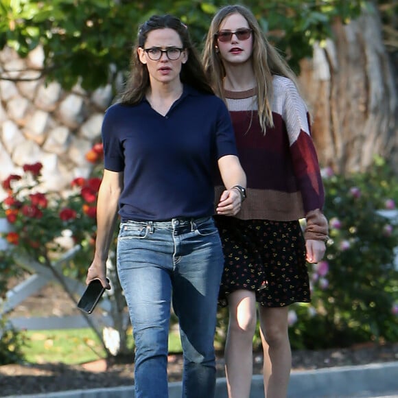 Jennifer Garner et sa fille ainée Violet sortent sans protection à Pacific Palisades pendant l'épidémie de coronavirus (COVID-19) le 13 avril 2020.