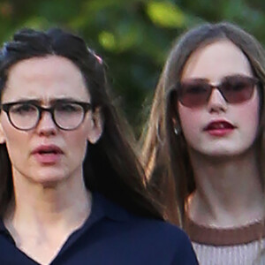 Jennifer Garner et sa fille ainée Violet sortent sans protection à Pacific Palisades pendant l'épidémie de coronavirus (COVID-19) le 13 avril 2020.