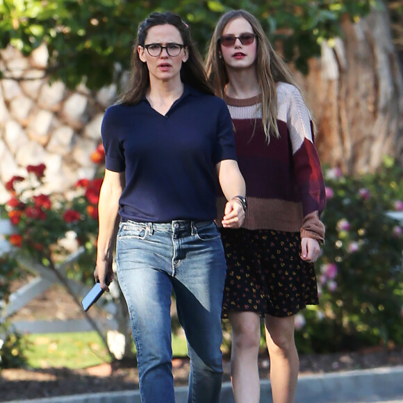 Jennifer Garner et sa fille ainée Violet sortent sans protection à Pacific Palisades pendant l'épidémie de coronavirus (COVID-19) le 13 avril 2020.