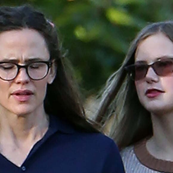 Jennifer Garner et sa fille ainée Violet sortent sans protection à Pacific Palisades pendant l'épidémie de coronavirus (COVID-19) le 13 avril 2020.