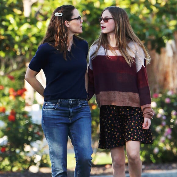 Jennifer Garner et sa fille ainée Violet sortent sans protection à Pacific Palisades pendant l'épidémie de coronavirus (COVID-19) le 13 avril 2020.