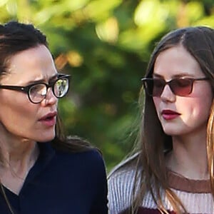 Jennifer Garner et sa fille ainée Violet sortent sans protection à Pacific Palisades pendant l'épidémie de coronavirus (COVID-19) le 13 avril 2020.