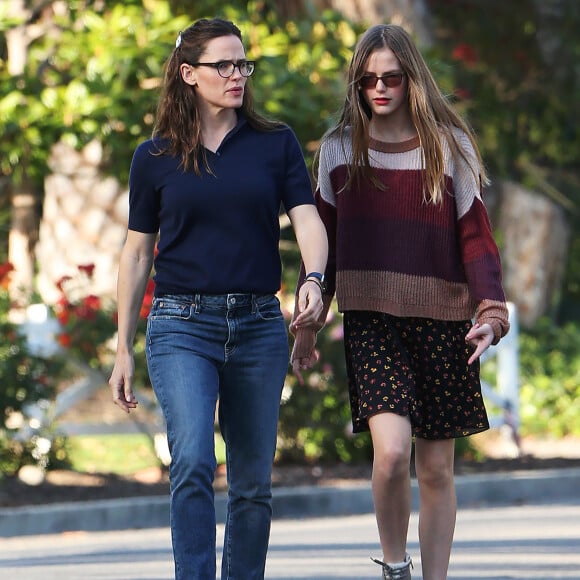 Jennifer Garner et sa fille ainée Violet sortent sans protection à Pacific Palisades pendant l'épidémie de coronavirus (COVID-19) le 13 avril 2020.