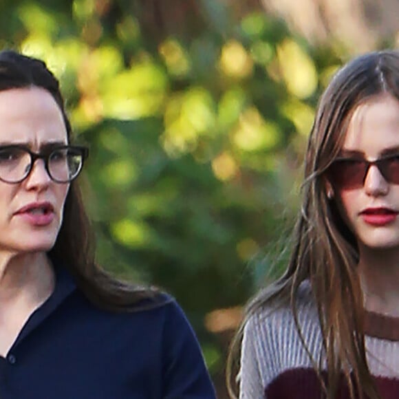 Jennifer Garner et sa fille ainée Violet sortent sans protection à Pacific Palisades pendant l'épidémie de coronavirus (COVID-19) le 13 avril 2020.