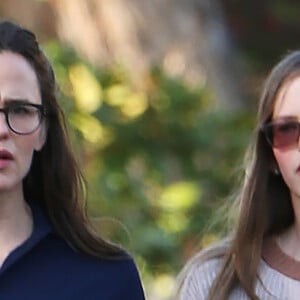 Jennifer Garner et sa fille ainée Violet sortent sans protection à Pacific Palisades pendant l'épidémie de coronavirus (COVID-19) le 13 avril 2020.