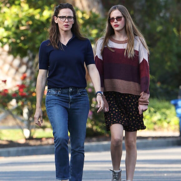 Jennifer Garner et sa fille ainée Violet sortent sans protection à Pacific Palisades pendant l'épidémie de coronavirus (COVID-19) le 13 avril 2020.