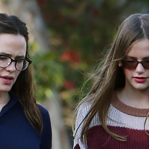 Jennifer Garner et sa fille ainée Violet sortent sans protection à Pacific Palisades pendant l'épidémie de coronavirus (COVID-19) le 13 avril 2020.