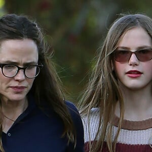 Jennifer Garner et sa fille ainée Violet sortent sans protection à Pacific Palisades pendant l'épidémie de coronavirus (COVID-19) le 13 avril 2020.