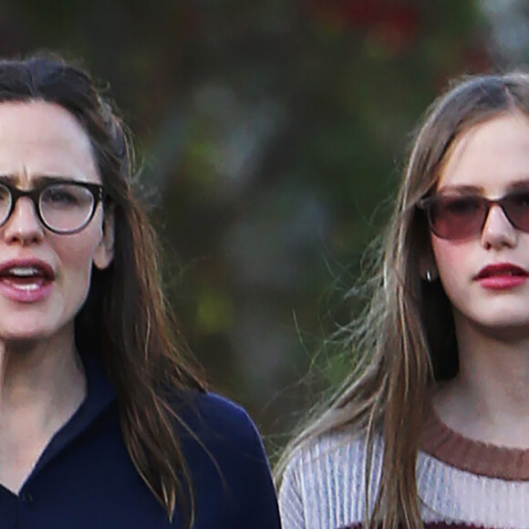 Jennifer Garner et sa fille ainée Violet sortent sans protection à Pacific Palisades pendant l'épidémie de coronavirus (COVID-19) le 13 avril 2020.