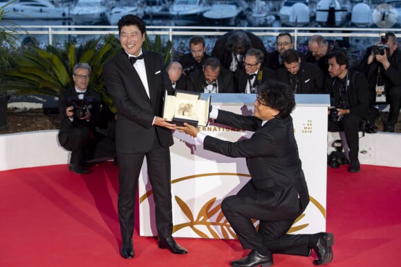 Bong Joon-ho, Song Kang-ho (Palme d'Or pour le film "Parasite") au photocall des lauréats, après la cérémonie de clôture du 72ème Festival International du Film de Cannes, le 25 mai 2019.