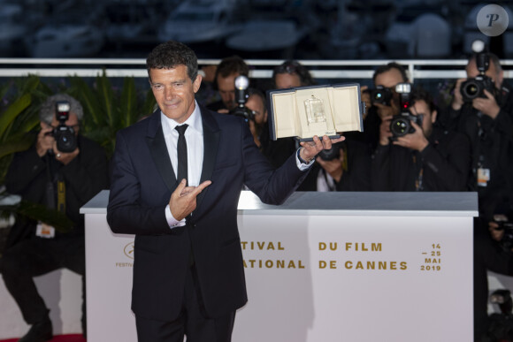 Antonio Banderas (Prix d'interprétation Masculine pour "Douleur et Gloire") au photocall des lauréats, après la cérémonie de clôture du 72ème Festival International du Film de Cannes, le 25 mai 2019.