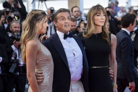 Sylvester Stallone avec sa femme Jennifer Flavin et leur fille Sistine Rose lors de la montée des marches de la cérémonie de clôture du 72ème Festival International du Film de Cannes, le 25 mai 2019.