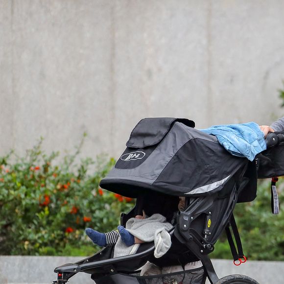 Amy Schumer se promène avec son fils Attell. New York. Le 27 novembre 2019. @Felipe Ramales/Splash News/ABACAPRESS.COM