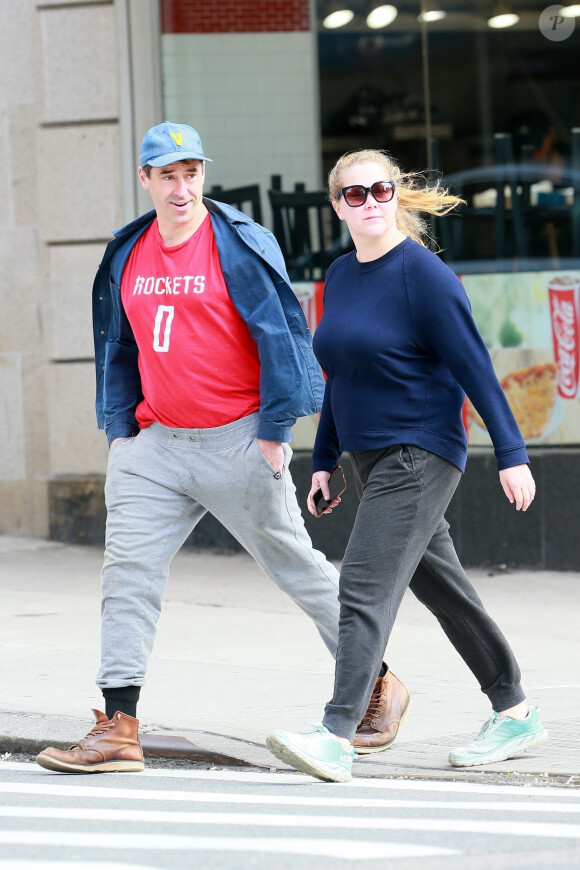Exclusif - Amy Schumer et son mari Chris Fischer se promènent en toute décontraction dans les rues désertes de New York pendant l'épidémie de coronavirus (Covid-19), le 2 avril 2020.