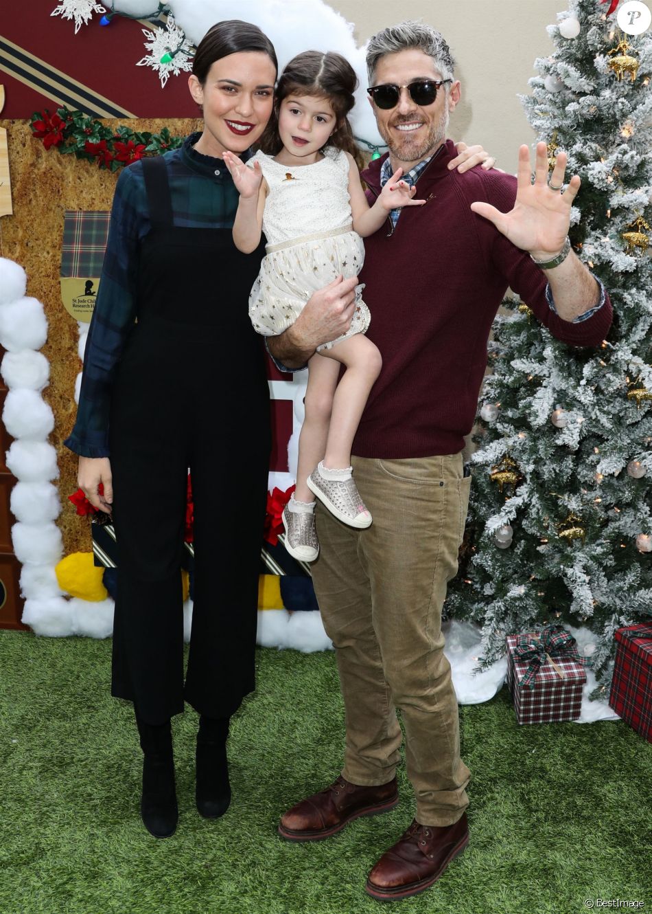 Odette Annable avec son mari Dave Annable et leur fille Charlie Mae Annable - Les célébrités posent lors de la soirée &quot;Brooks Brothers Annual Holiday Celebration&quot; à Los Angeles on december 9, 2018.