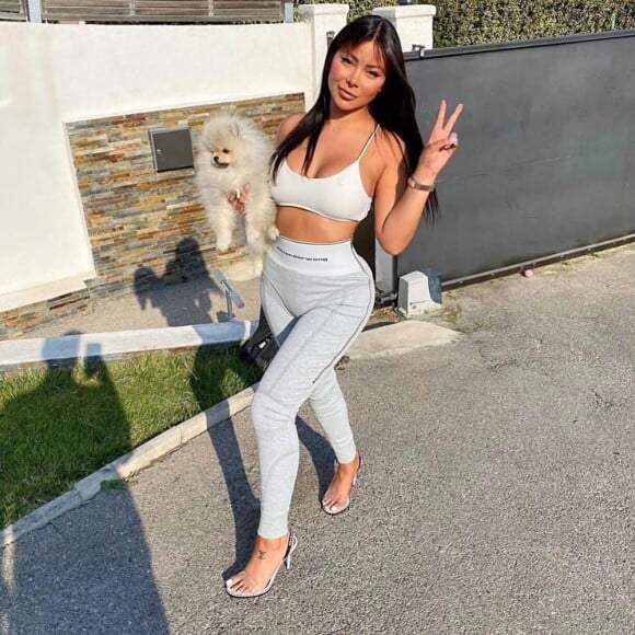 Maeva Ghennam avec son chien Hermès, le 3 avril 2020, sur Instagram
