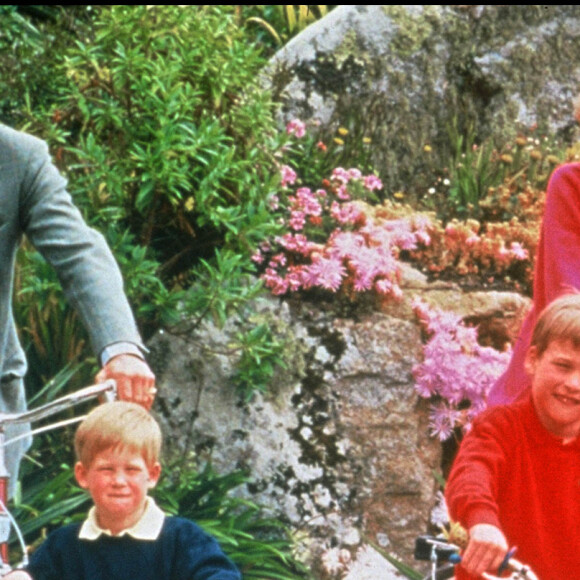 Le prince Charles, Diana et leurs enfants, William et Harry, en vacances aux îles Scilly en 1989.
