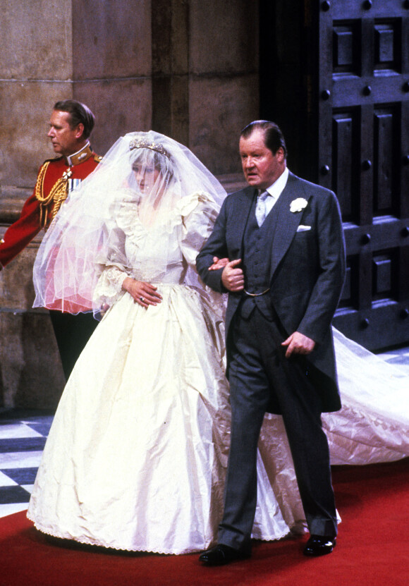 Diana au bras de son père Earl Spencer lors de son mariage avec le prince Charles à Londres, le 29 juillet 1981.