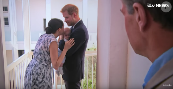 Meghan Markle et le prince Harry avec leur fils Archie dans un documentaire de la chaîne ITV News réalisé lors de leur voyage officiel en Afrique en octobre 2019. © ITV News