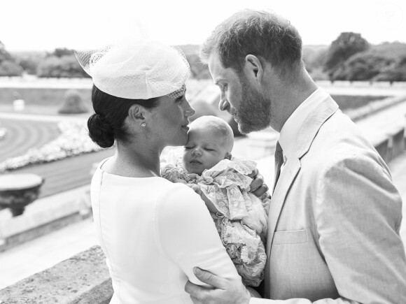 Meghan Markle, duchesse de Sussex, et le prince Harry avec leur fils Archie Mountbatten-Windsor le 6 juillet 2019 lors de son baptême au château de Windsor, photographiés par Chris Allerton devant la roseraie. ©Chris Allerton/SussexRoyal/PA Photos/Bestimage