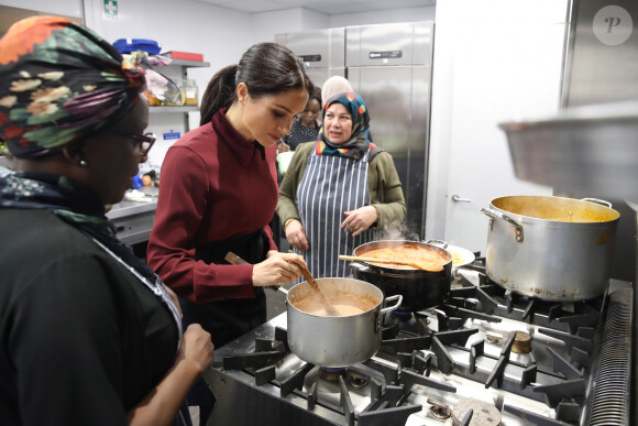 Meghan Markle (enceinte), duchesse de Sussex, rend visite à la Hubb Community Kitchen à Londres le 21 novembre 2018.