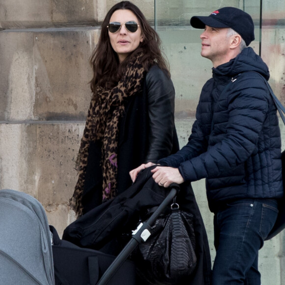 Exclusif - Samuel Etienne, sa femme Helen et leur fils Malo se promènent Place Vendôme à Paris le 25 février 2017