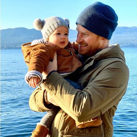 Le prince Harry avec son fils Archie dans les bras en décembre 2019, image d'illustration d'un montage vidéo que le duc de Sussex et la duchesse (Meghan Markle) ont diffusé sur leur compte Instagram @SussexRoyal, à quelques minutes du nouvel an 2020, pour retracer leur année 2019. Archie en est l'une des vedettes.