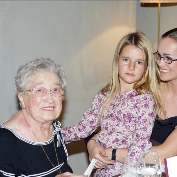 Laeticia Hallyday, sa soeur Margaux et Odette - Anniversaire de l'arrière grand-mère de Laeticia, en 2003