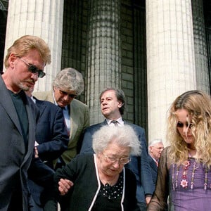 Johnny et Laeticia Hallyday avec Odette, aux obsèques de Diane Desseigne, à Paris, en 2001