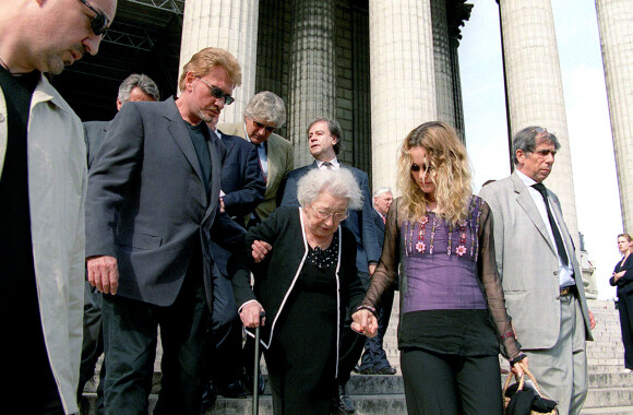Johnny et Laeticia Hallyday avec Odette, aux obsèques de Diane Desseigne, à Paris, en 2001