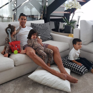 Cristiano Ronaldo et ses enfants, confinés chez eux au Portugal. Avril 2020.