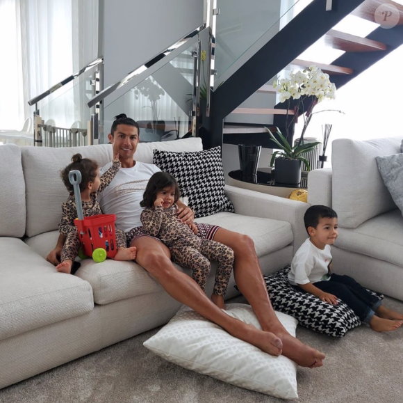 Cristiano Ronaldo et ses enfants, confinés chez eux au Portugal. Avril 2020.