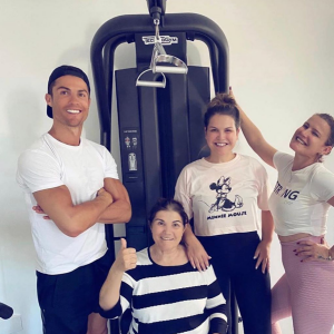 Cristiano Ronaldo, sa mère et ses soeurs, confinés chez eux au Portugal. Avril 2020.