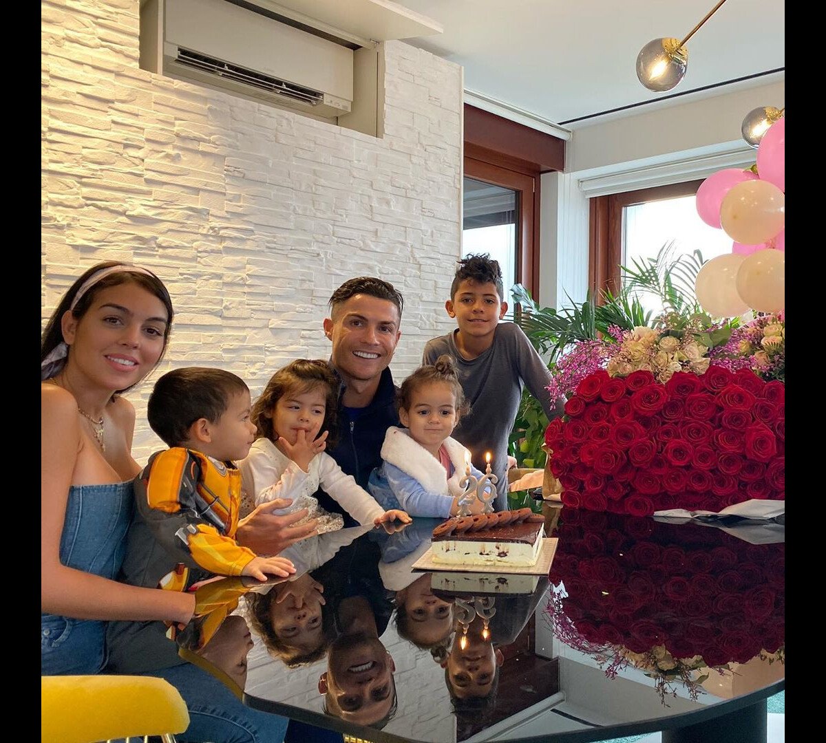 Photo : Georgina Rodriguez a fêté ses 26 ans le 27 janvier 2020, entourée  de Cristiano Ronaldo, de leur fills Alana Martina et des trois enfants de  CR7 Cristiano Jr et les