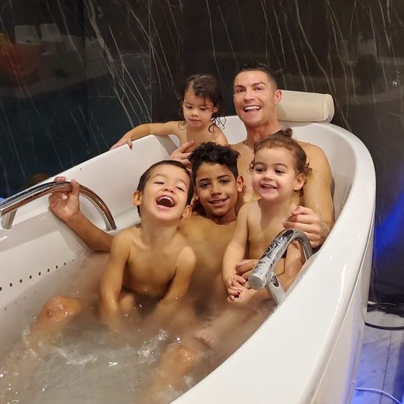 Cristiano Ronaldo au bain avec ses quatre enfants, Cristiano Jr, les jumeaux Eva et Mateo et Alana Martina. Le 24 février 2020.