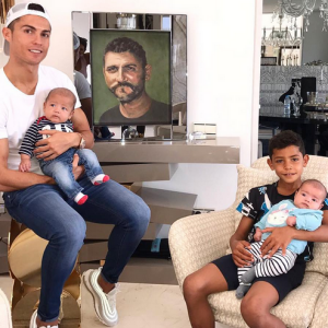 Photo de Cristiano Ronaldo et ses trois enfants, Cristiano Jr, Eva et Mateo. Septembre 2017.