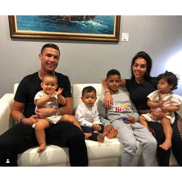 Cristiano Ronaldo pose avec sa compagne Georgina Rodriguez et ses quatre enfants, Alana Martina, Cristiano Jr et les jumeaux Mateo et Eva. Instagram, le 7 janvier 2019.
