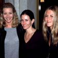  Lisa Kudrow, Courtney Cox et Jennifer Aniston à la première du film "3 To Tango" à Los Angeles le 20 octobre 1999. 