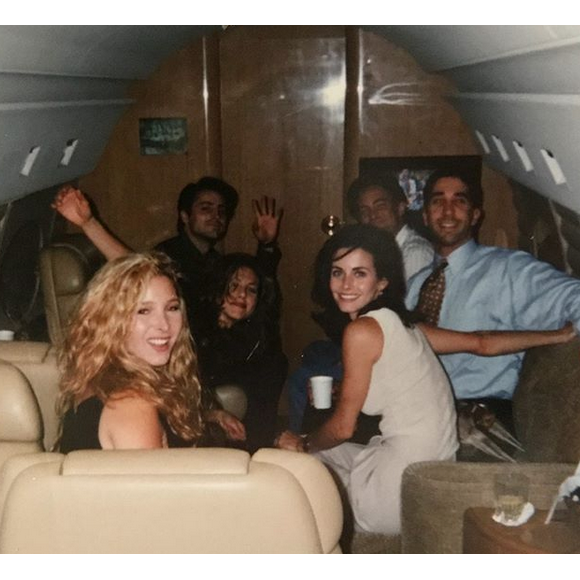 Photo postée par Courteney Cox, sur laquelle les 6 acteurs de "Friends" posent, peu avant la diffusion pour la première fois du show.