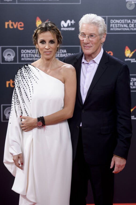Richard Gere et sa compagne Alejandra Silva - Cérémonie de clôture du festival du film de San Sebastian le 24 septembre 2016.