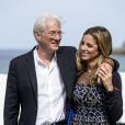 Richard Gere et sa compagne Alejandra Silva à la première de 'Time Out of Mind' lors du 64ème Festival du Film de San Sebastian, le 24 septembre 2016.