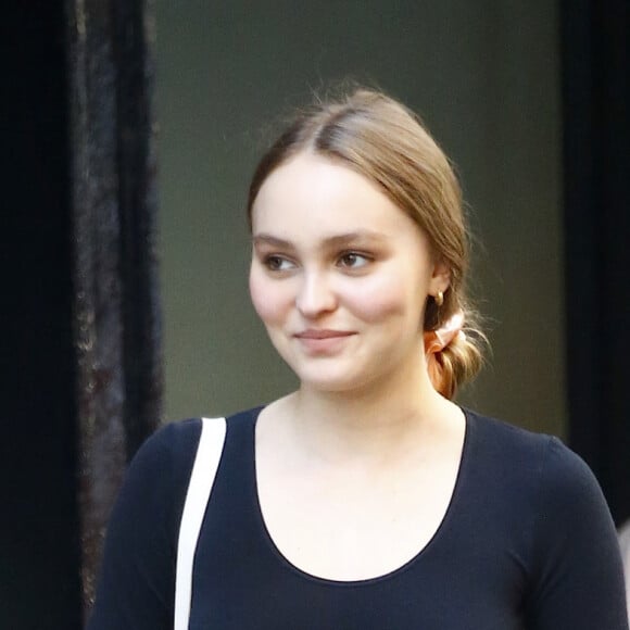 Lily-Rose Depp attend sa voiture devant son hôtel dans le quartier de Soho à New York, le 30 mai 2018