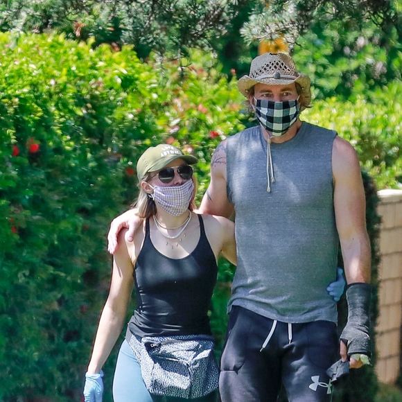 Exclusif - Dax Shepard et sa femme Kristen Bell avec masques et gants de protection se promènent amoureusement dans leur quartier de Los Angeles en pleine épidémie de Coronavirus Covid-19 le 21 avril 2020.