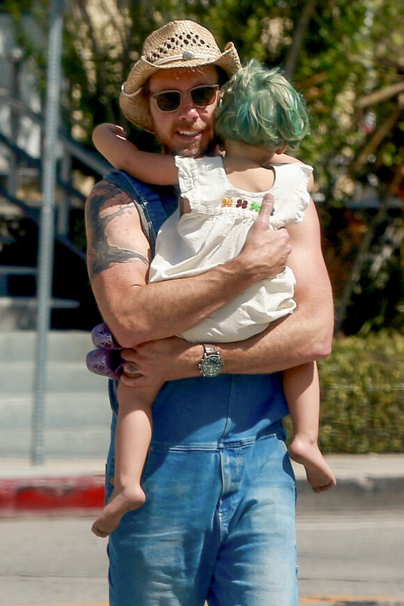 Exclusif - Dax Shepard et sa femme Kristen Bell emmènent leurs filles Delta et Lincoln à une fête du Cinco De Mayo à Los Angeles.
