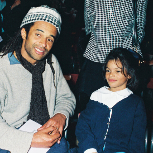 Archives - Yannick Noah et sa fille Yelena lors d'un défilé de mode à Paris. Le 15 mars 1995.