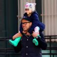 Ryan Reynolds porte sa fille James sur les épaules à la sortie d'un déjeuner dans le quartier de Manhattan à New York, le 26 janvier 2020.