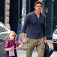 Ryan Reynolds se promène avec sa fille James dans les rues de New York. L'acteur a emmené sa fille dans le magasin 'Ever After', le 6 aout 2019.